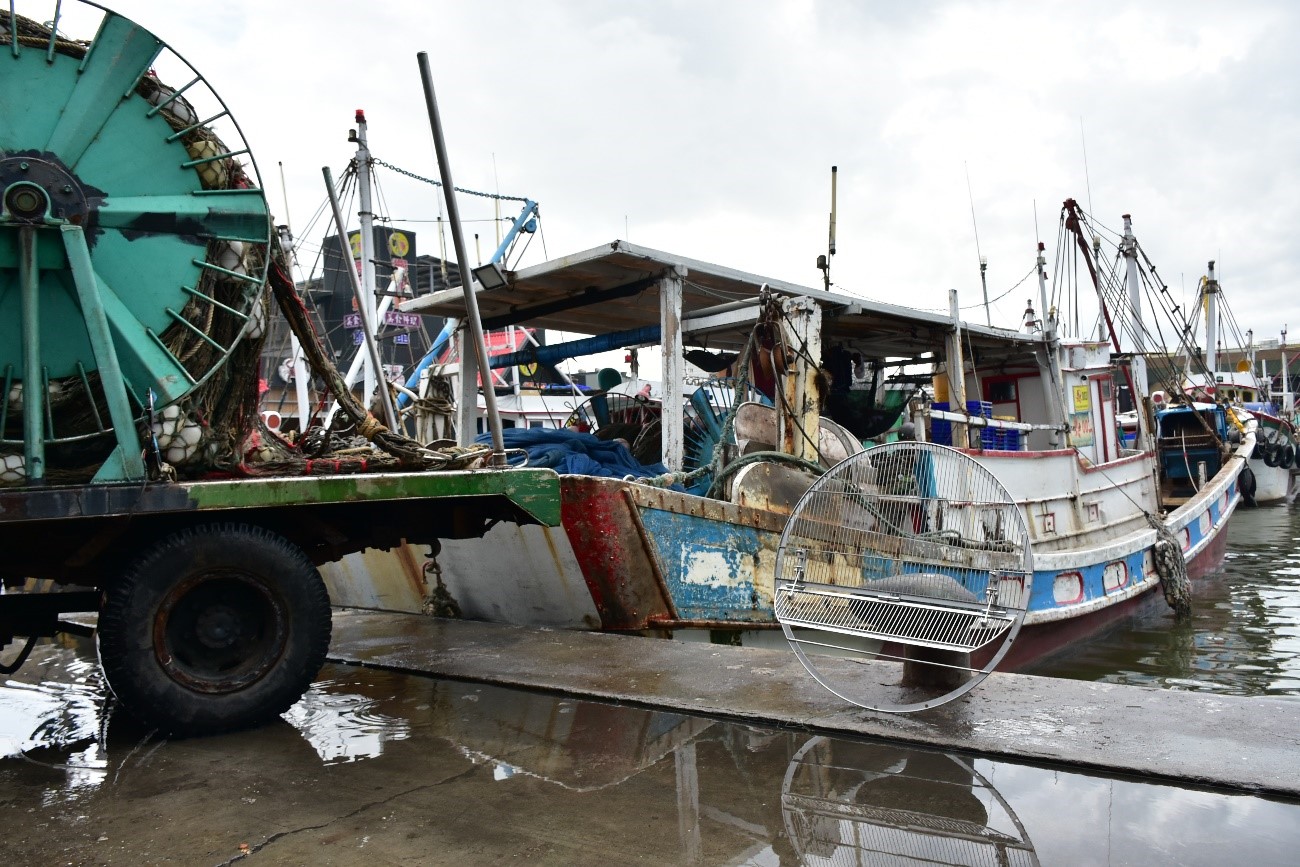 圖4、本團隊與東港地區漁順發2號櫻花蝦漁船合作組裝幼雜魚逃脫裝置的情形。