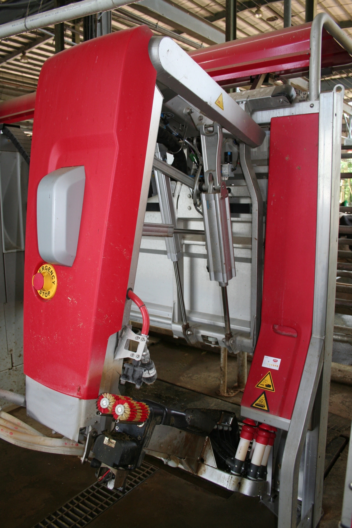 The innovative composite robotic arm features quiet and power-saving milking operation