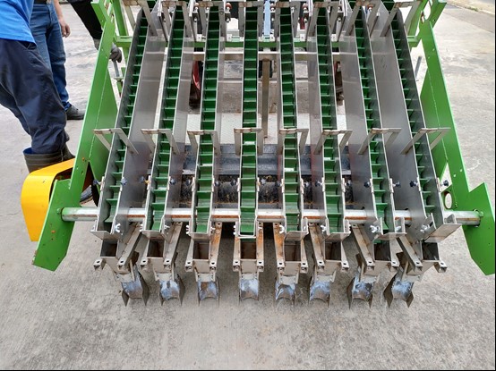 Transplanting conveyor belt of electric leaf vegetable transplanter