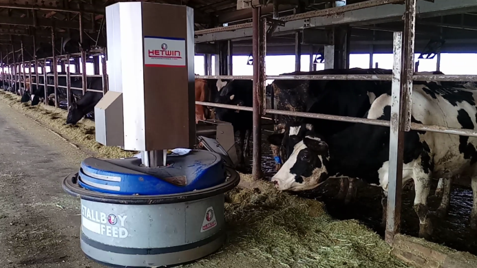 圖4、推草料暨餵精料機器人有2個精料桶，各可裝填70公升精料，透過香氣吸引牛隻前來吃草