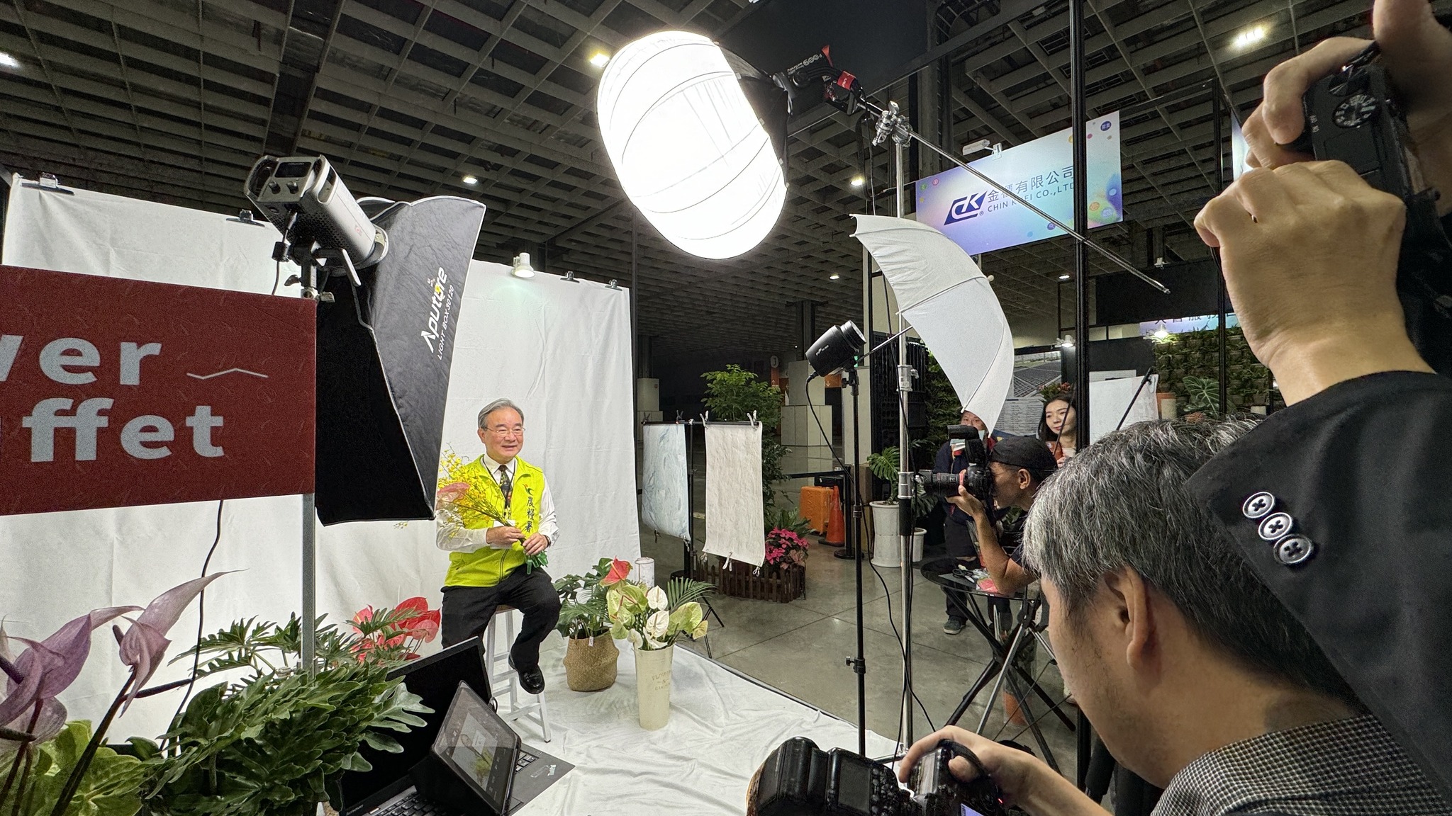 圖2、將臺灣花卉品種-火鶴花，透過不同的議題及創意美感呈現，演繹其獨樹一格的艷麗特性。(圖片來源：潘永祥)